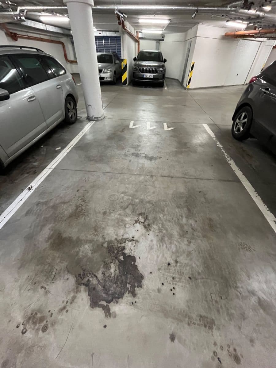 Prenájom garáže 12 m², Plzeňská, Praha, Praha Prenájom garáže 12 m², Plzeňská, Praha, Praha