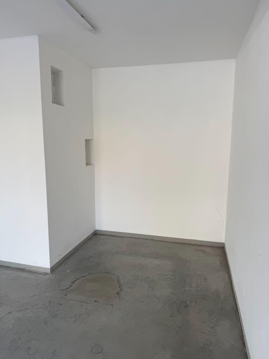 Prenájom garáže 18 m², Střední, Velké Meziříčí, Kraj Vysočina Prenájom garáže 18 m², Střední, Velké Meziříčí, Kraj Vysočina