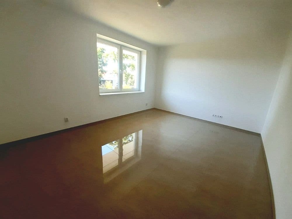 Prenájom bytu 4-izbový 150 m², Na Zlaté stoce, České Budějovice, Jihočeský kraj Prenájom bytu 4-izbový 150 m², Na Zlaté stoce, České Budějovice, Jihočeský kraj