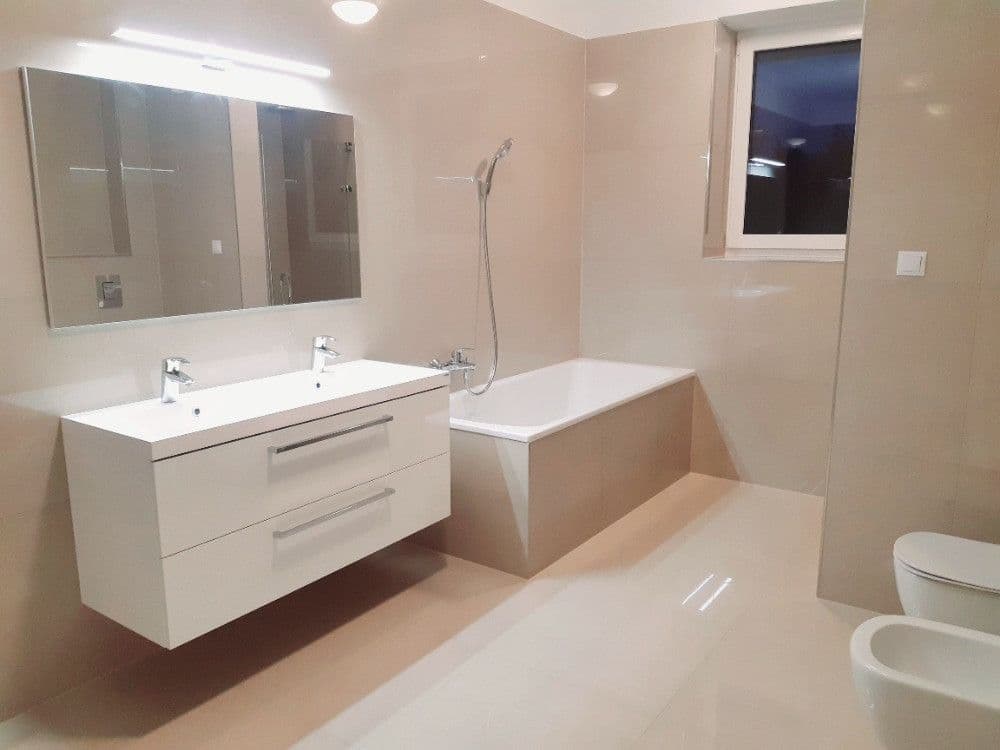 Prenájom bytu 4-izbový 150 m², Na Zlaté stoce, České Budějovice, Jihočeský kraj Prenájom bytu 4-izbový 150 m², Na Zlaté stoce, České Budějovice, Jihočeský kraj