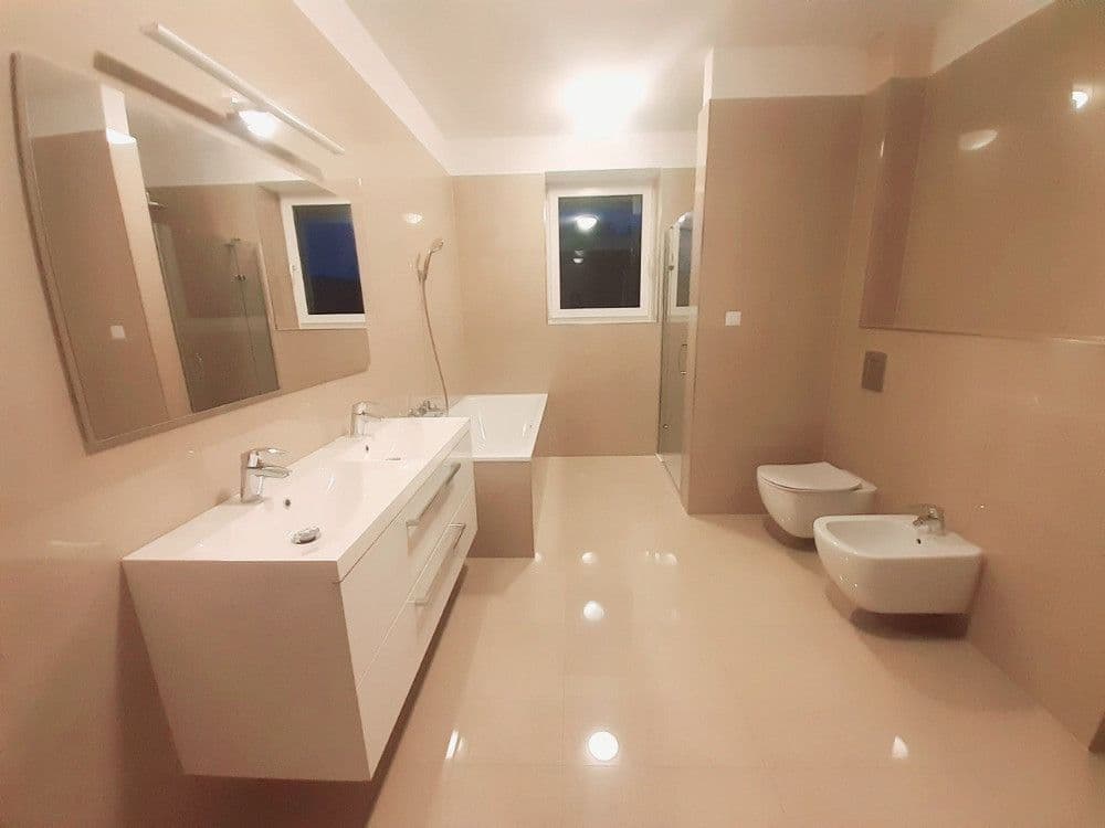 Prenájom bytu 4-izbový 150 m², Na Zlaté stoce, České Budějovice, Jihočeský kraj Prenájom bytu 4-izbový 150 m², Na Zlaté stoce, České Budějovice, Jihočeský kraj