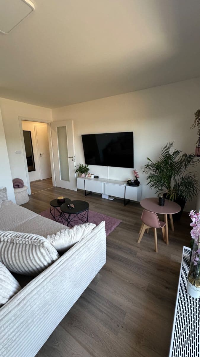 Prenájom bytu 3-izbový 70 m², Ve Lhotce, Praha, Praha Prenájom bytu 3-izbový 70 m², Ve Lhotce, Praha, Praha