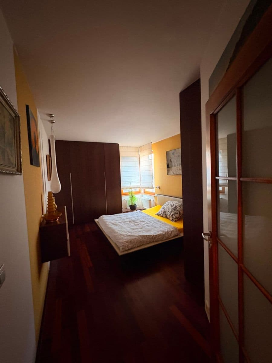 Prenájom bytu 2-izbový 87 m², Ruská, Praha, Praha Prenájom bytu 2-izbový 87 m², Ruská, Praha, Praha