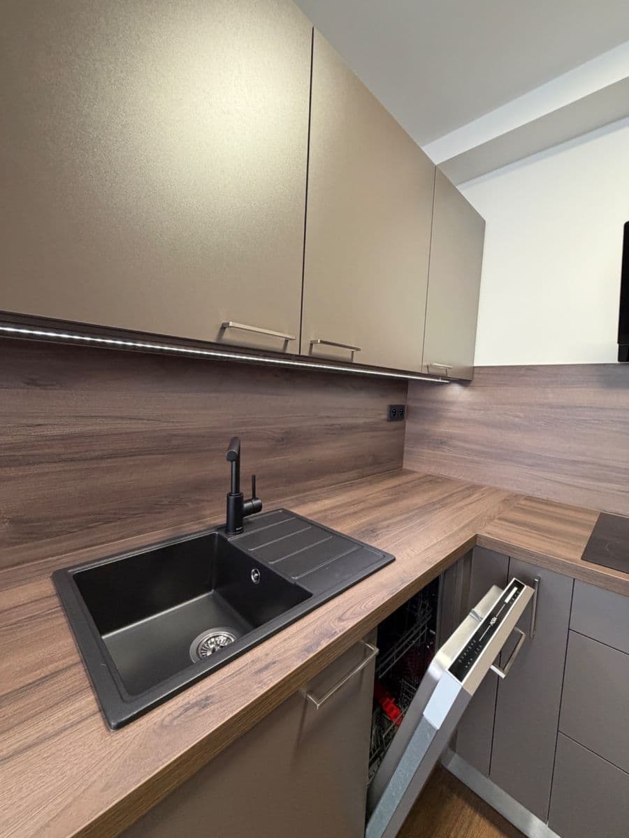 Prenájom bytu 2-izbový 45 m², Mádrova, Praha, Praha Prenájom bytu 2-izbový 45 m², Mádrova, Praha, Praha