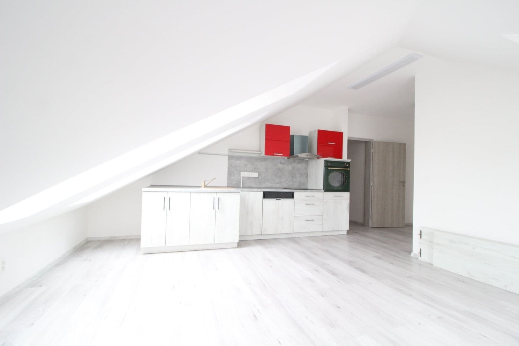 Prenájom bytu 3-izbový 78 m², Slepá, Milovice, Středočeský kraj Prenájom bytu 3-izbový 78 m², Slepá, Milovice, Středočeský kraj