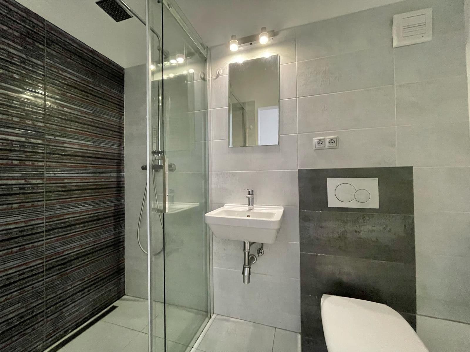 Prenájom bytu 4-izbový 130 m², Opavská, Nové Mesto, Bratislavský kraj Prenájom bytu 4-izbový 130 m², Opavská, Nové Mesto, Bratislavský kraj