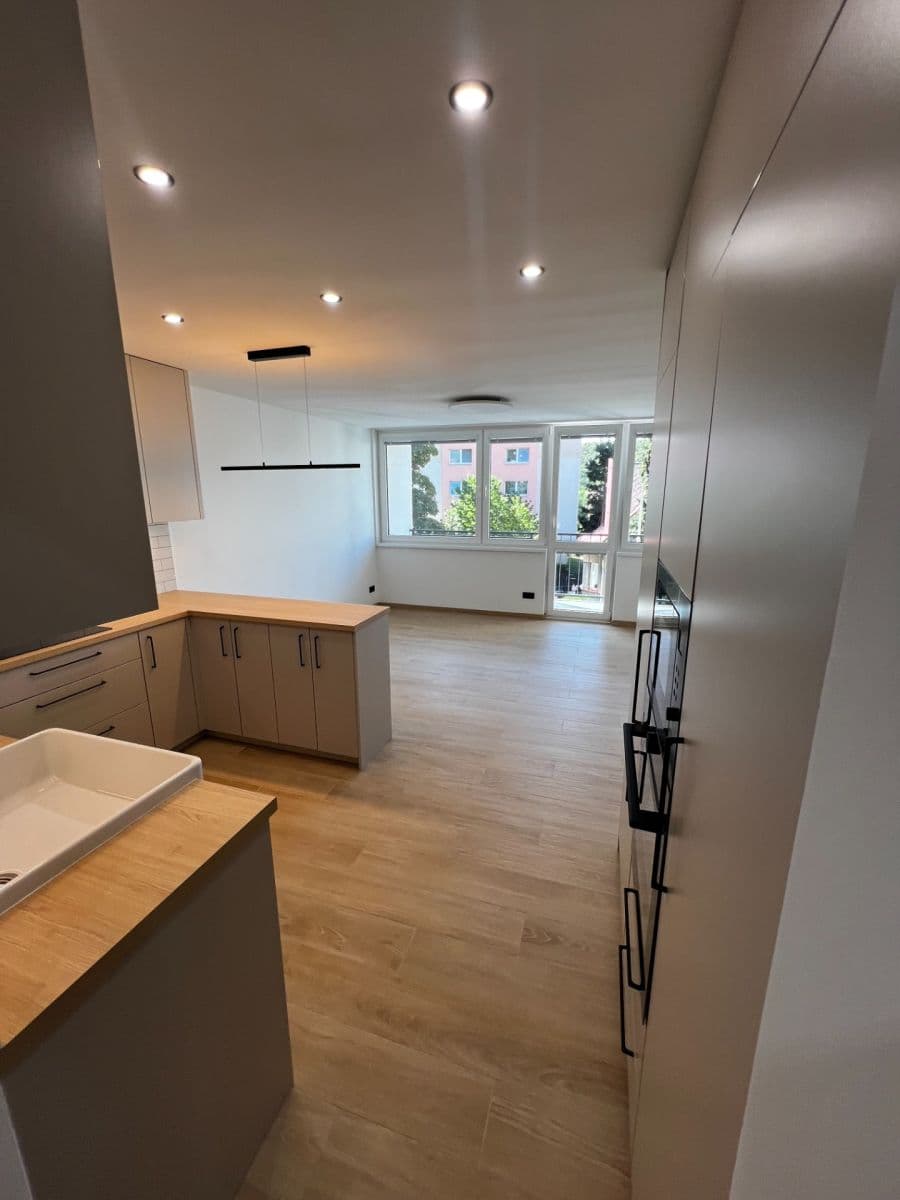 Prenájom bytu 4-izbový 73 m², Branická, Praha, Praha Prenájom bytu 4-izbový 73 m², Branická, Praha, Praha