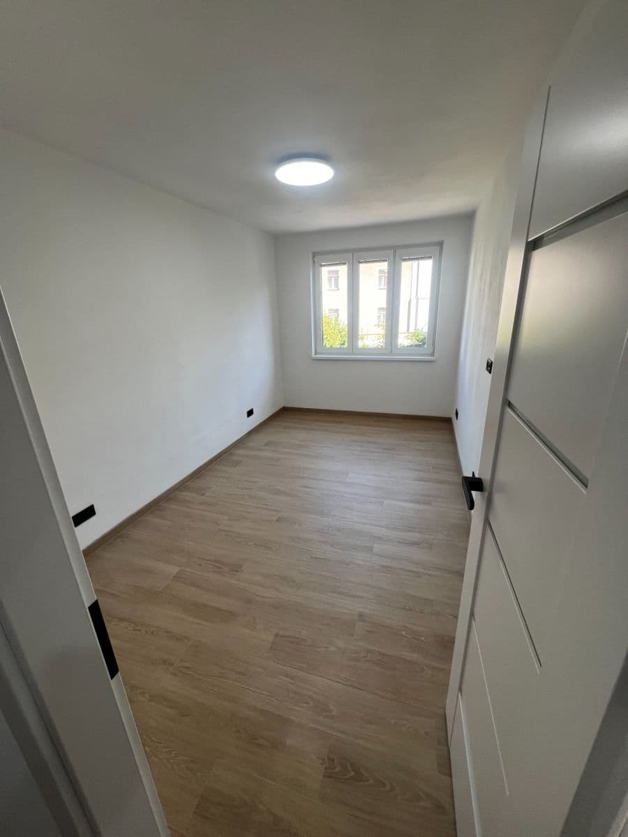 Prenájom bytu 4-izbový 73 m², Branická, Praha, Praha Prenájom bytu 4-izbový 73 m², Branická, Praha, Praha