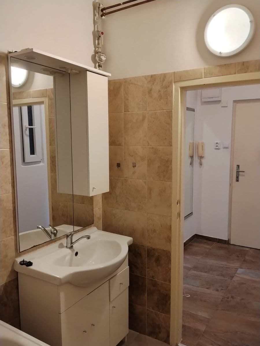 Prenájom bytu 1-izbový 36 m², Školní, Praha, Praha Prenájom bytu 1-izbový 36 m², Školní, Praha, Praha