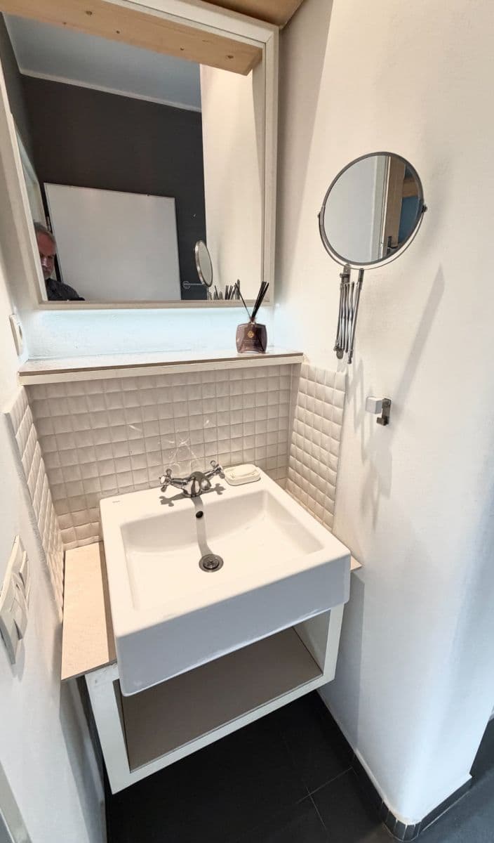 Prenájom bytu 2-izbový 40 m², U Mlýna, Praha, Praha Prenájom bytu 2-izbový 40 m², U Mlýna, Praha, Praha