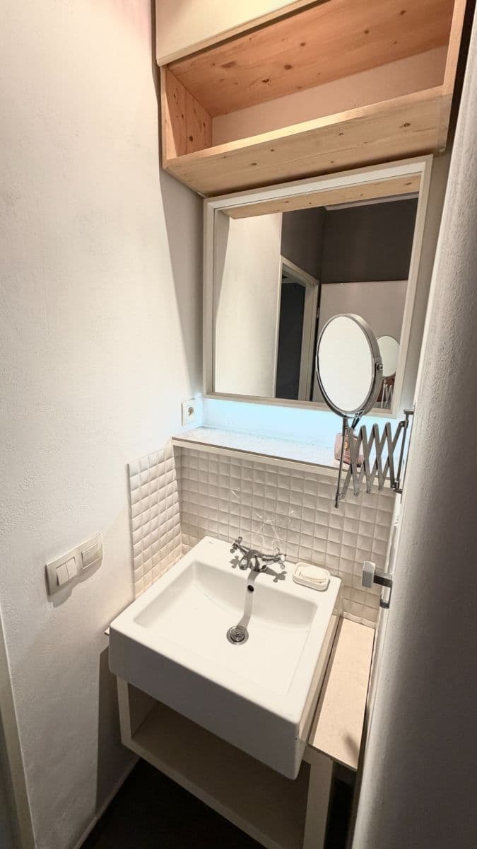 Prenájom bytu 2-izbový 40 m², U Mlýna, Praha, Praha Prenájom bytu 2-izbový 40 m², U Mlýna, Praha, Praha