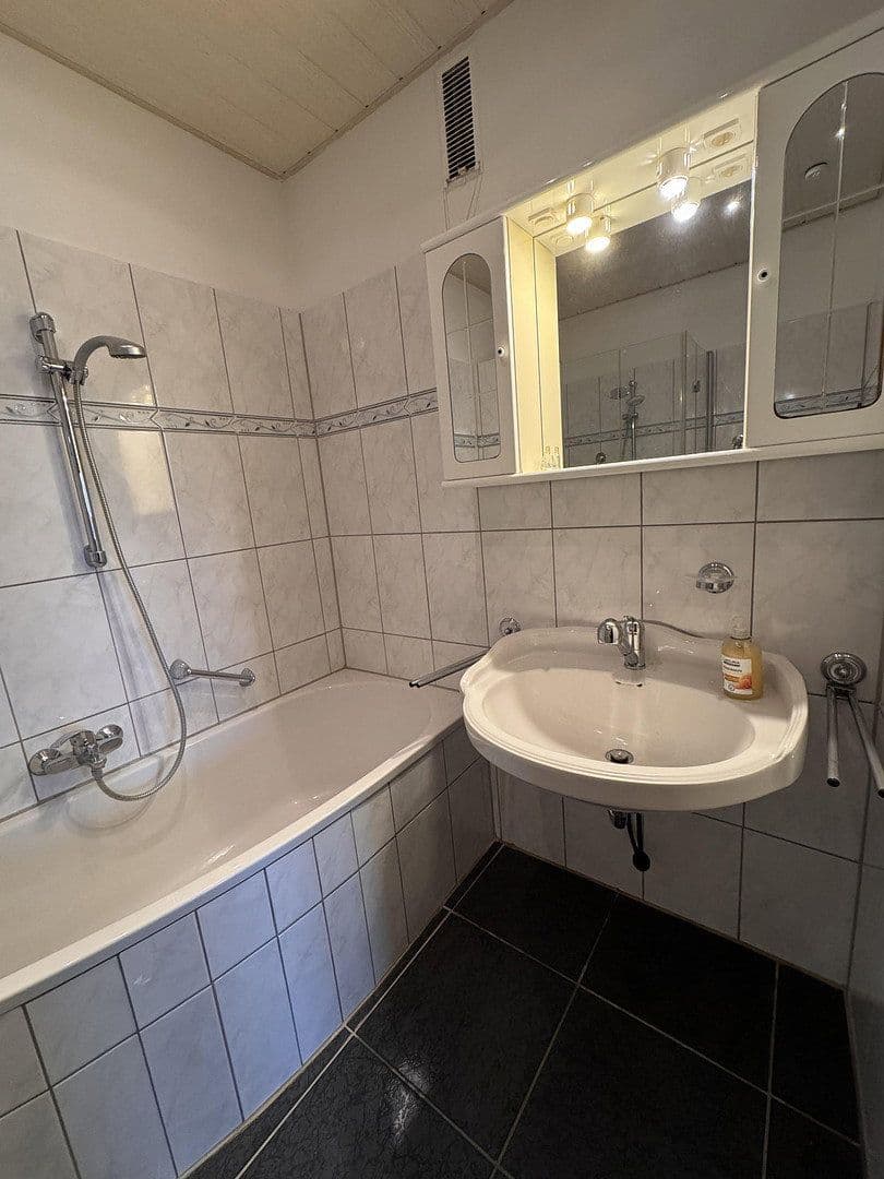 Prenájom bytu 3-izbový 93 m², Graudenzstraße, Köln-Porz, Severné Porýnie - Westfálsko Prenájom bytu 3-izbový 93 m², Graudenzstraße, Köln-Porz, Severné Porýnie - Westfálsko