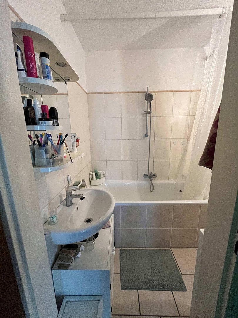 Prenájom bytu 3-izbový 70 m², Kapellenhofweg 1, Köln, Severné Porýnie - Westfálsko Prenájom bytu 3-izbový 70 m², Kapellenhofweg 1, Köln, Severné Porýnie - Westfálsko
