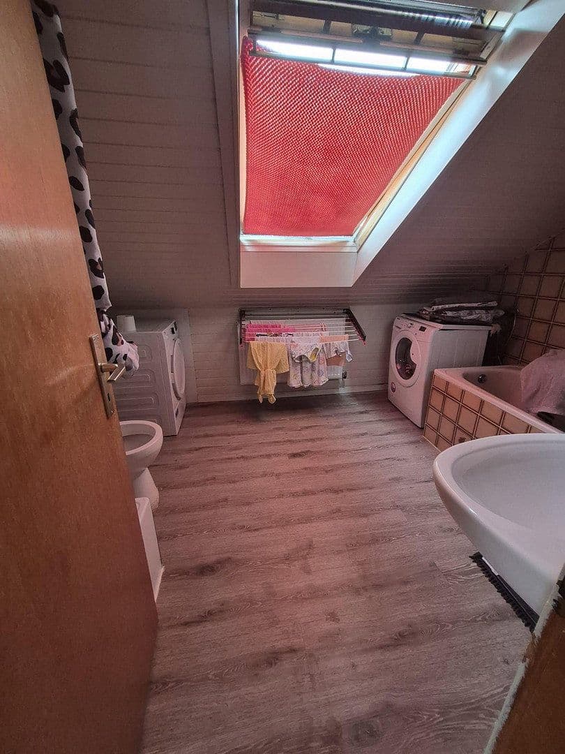 Prenájom bytu 4-izbový 86 m², Neumeyerstr. 5, Remscheid, Severné Porýnie - Westfálsko Prenájom bytu 4-izbový 86 m², Neumeyerstr. 5, Remscheid, Severné Porýnie - Westfálsko