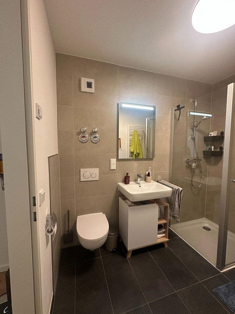 Prenájom bytu 2-izbový 70 m², Frankfurt am Main, Hesensko Prenájom bytu 2-izbový 70 m², Frankfurt am Main, Hesensko