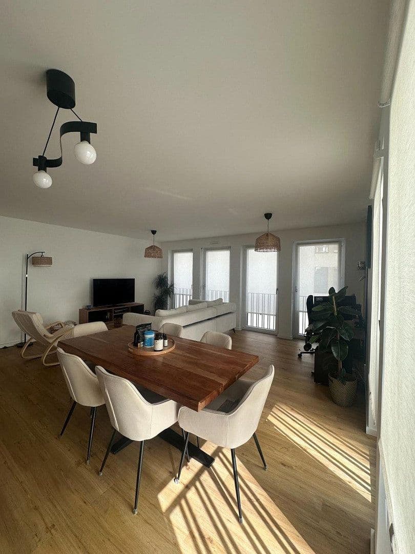 Prenájom bytu 2-izbový 70 m², Frankfurt am Main, Hesensko Prenájom bytu 2-izbový 70 m², Frankfurt am Main, Hesensko