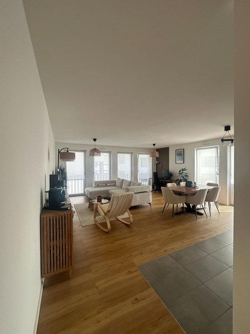 Prenájom bytu 2-izbový 70 m², Frankfurt am Main, Hesensko Prenájom bytu 2-izbový 70 m², Frankfurt am Main, Hesensko