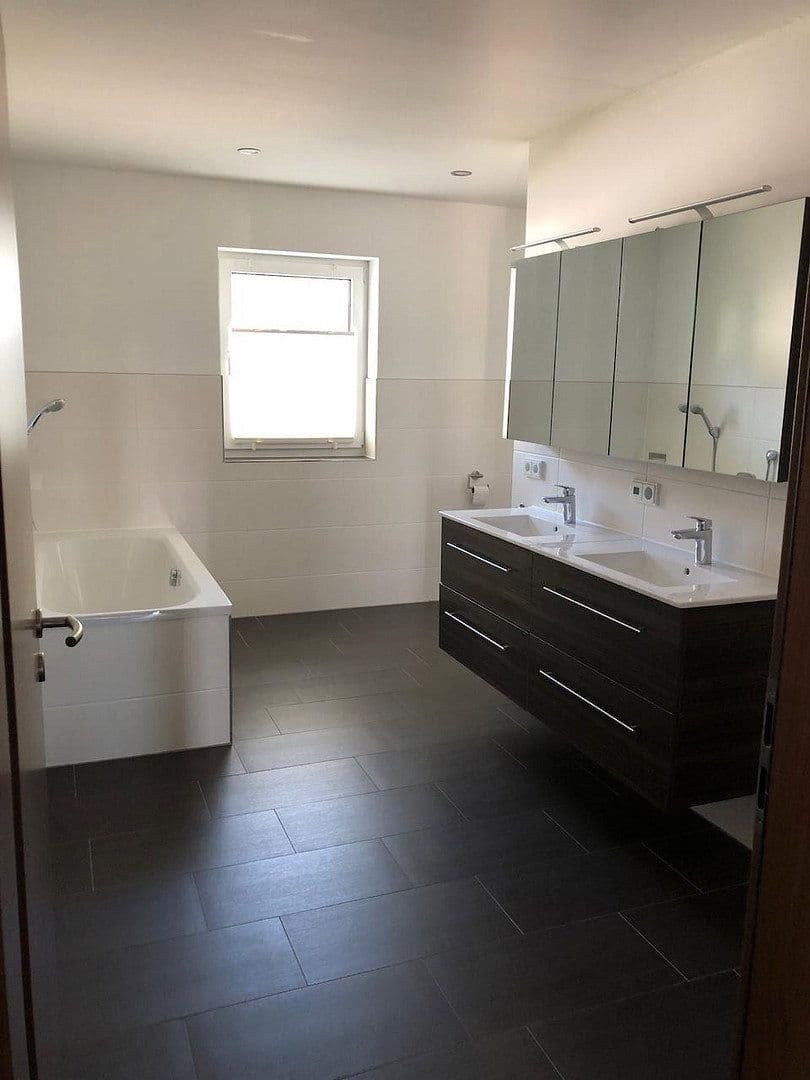 Prenájom domu 199 m², pozemok 334 m², Schlössleblick 4, Wehr, Bádensko-Wurttembersko Prenájom domu 199 m², pozemok 334 m², Schlössleblick 4, Wehr, Bádensko-Wurttembersko