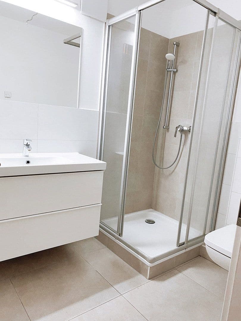 Prenájom bytu 3-izbový 55 m², Grünauer Str. 40, Berlin, Berlín Prenájom bytu 3-izbový 55 m², Grünauer Str. 40, Berlin, Berlín