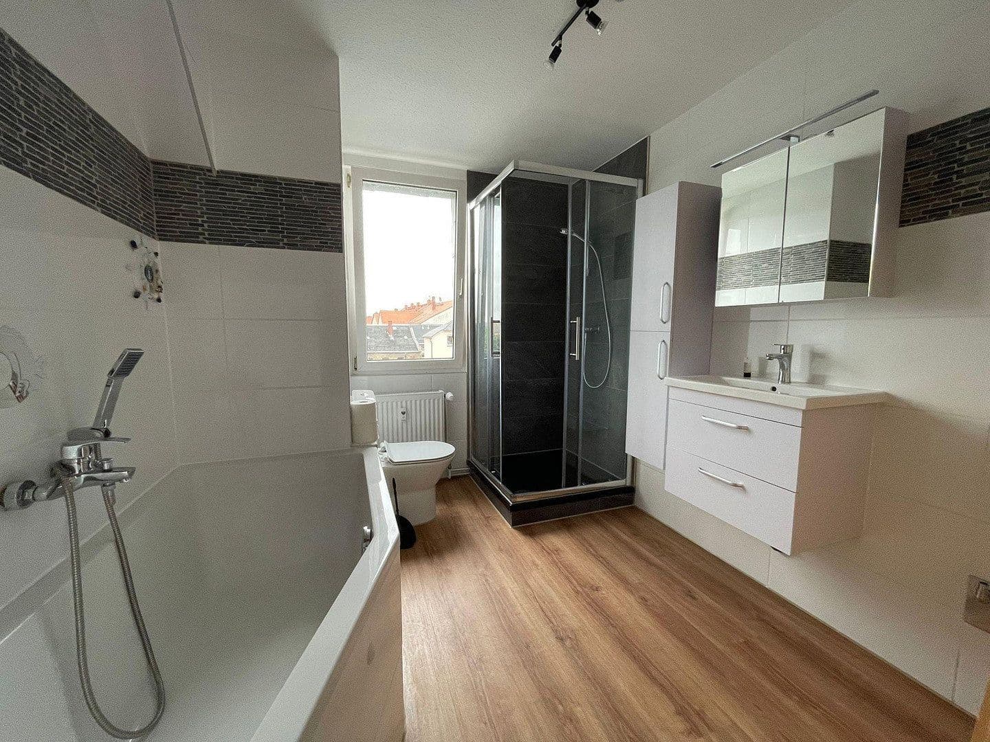 Prenájom bytu 3-izbový 70 m², Langestr.27, Freiberg, Sasko Prenájom bytu 3-izbový 70 m², Langestr.27, Freiberg, Sasko