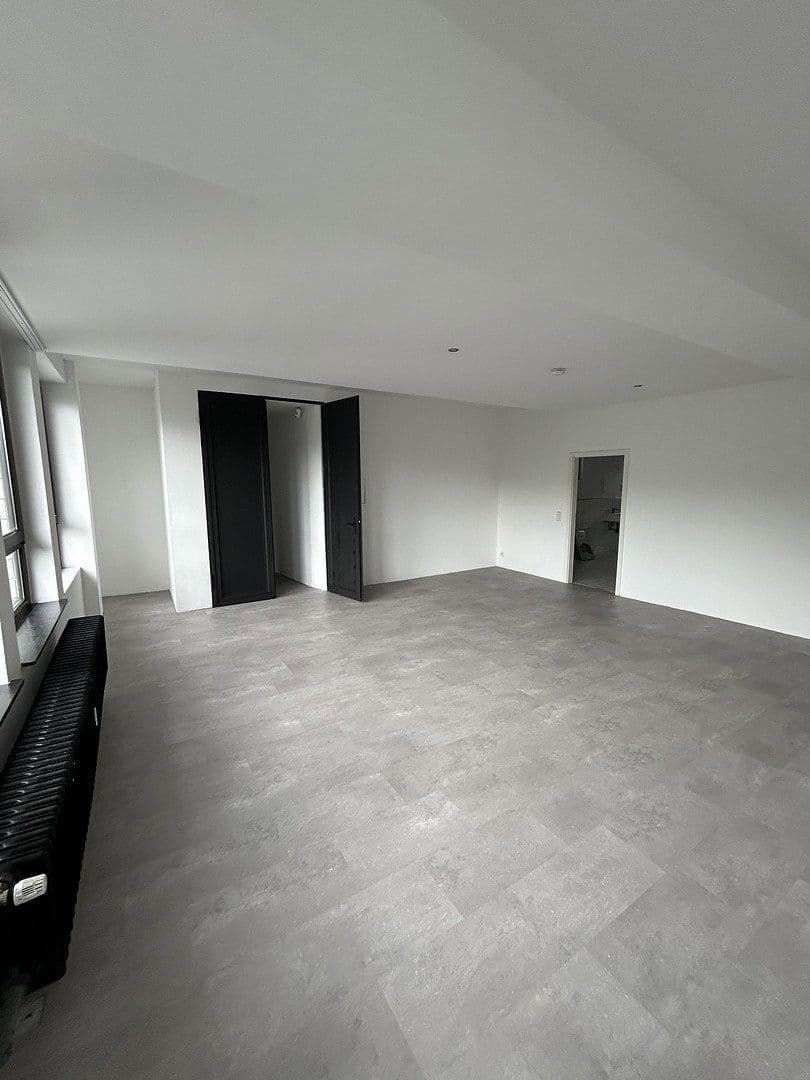 Prenájom bytu 3-izbový 118 m², Bahnstraße 28, Wuppertal, Severné Porýnie - Westfálsko Prenájom bytu 3-izbový 118 m², Bahnstraße 28, Wuppertal, Severné Porýnie - Westfálsko