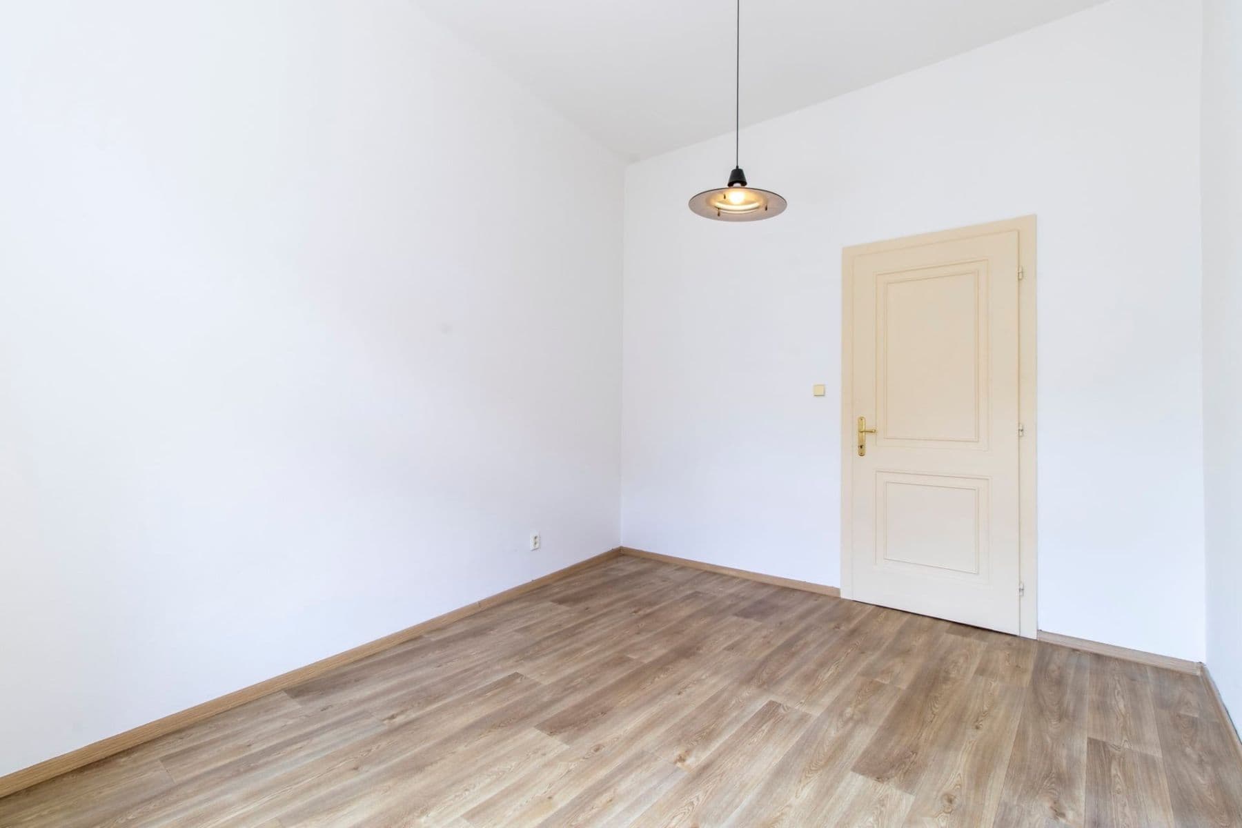 Prenájom bytu 3-izbový 90 m², Plzeňská, Praha, Praha Prenájom bytu 3-izbový 90 m², Plzeňská, Praha, Praha