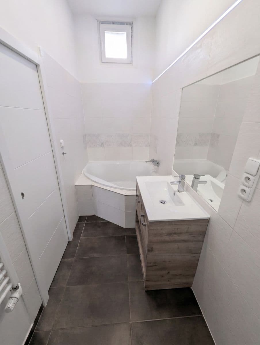 Prenájom bytu 2-izbový 77 m², Československé armády, Hradec Králové, Královéhradecký kraj Prenájom bytu 2-izbový 77 m², Československé armády, Hradec Králové, Královéhradecký kraj
