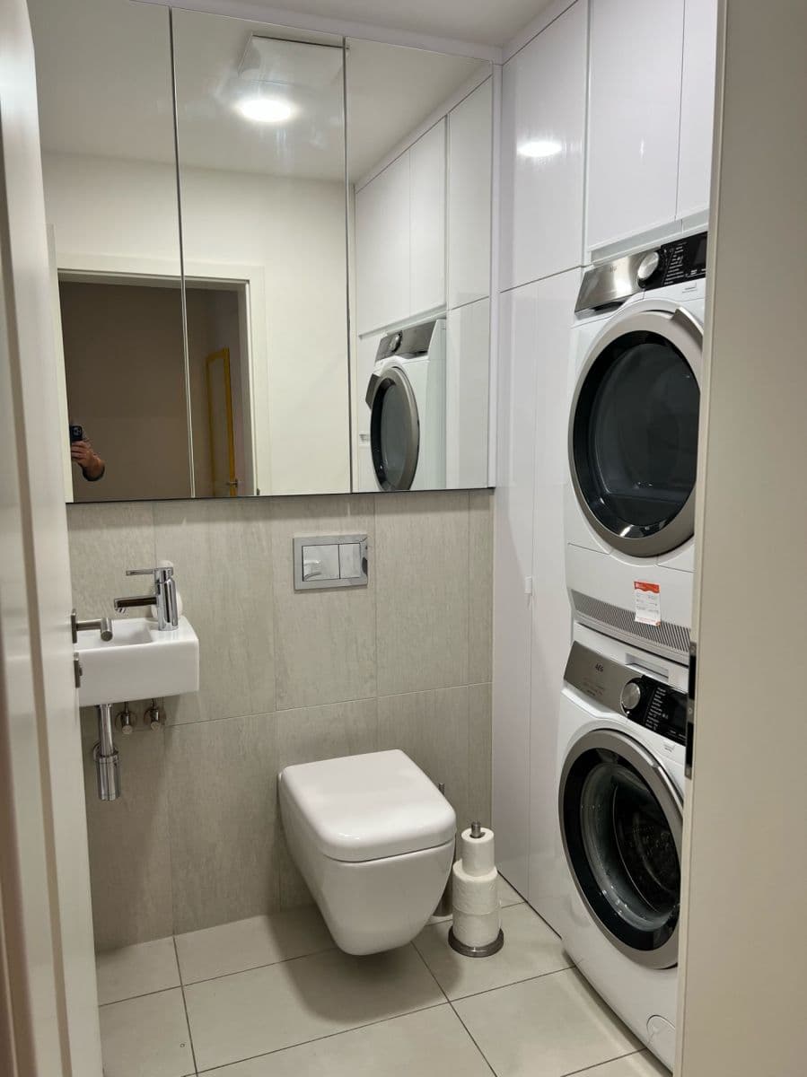 Prenájom bytu 4-izbový 114 m², Altajská, Praha, Praha Prenájom bytu 4-izbový 114 m², Altajská, Praha, Praha