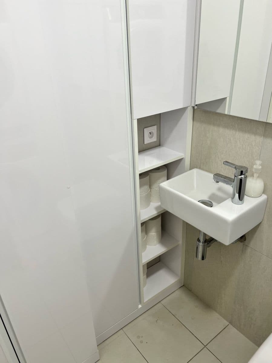 Prenájom bytu 4-izbový 114 m², Altajská, Praha, Praha Prenájom bytu 4-izbový 114 m², Altajská, Praha, Praha