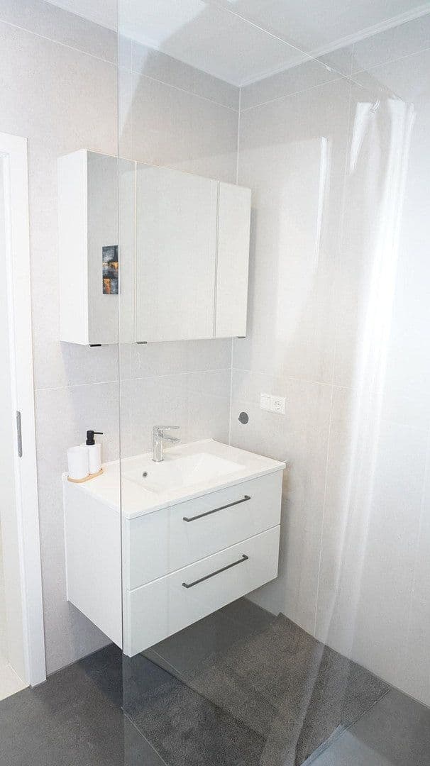 Prenájom bytu 2-izbový 64 m², Leverkusen, Severné Porýnie - Westfálsko Prenájom bytu 2-izbový 64 m², Leverkusen, Severné Porýnie - Westfálsko