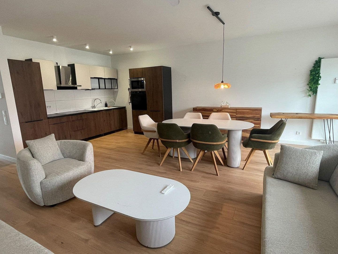 Prenájom bytu 2-izbový 77 m², Brühl, Bádensko-Wurttembersko Prenájom bytu 2-izbový 77 m², Brühl, Bádensko-Wurttembersko