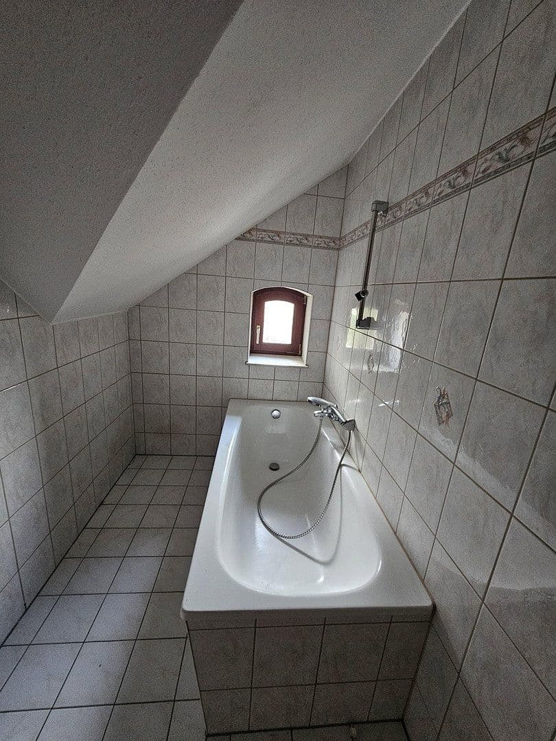 Prenájom bytu 3-izbový 96 m², Kitscherstr.10, Crimmitschau, Sasko Prenájom bytu 3-izbový 96 m², Kitscherstr.10, Crimmitschau, Sasko