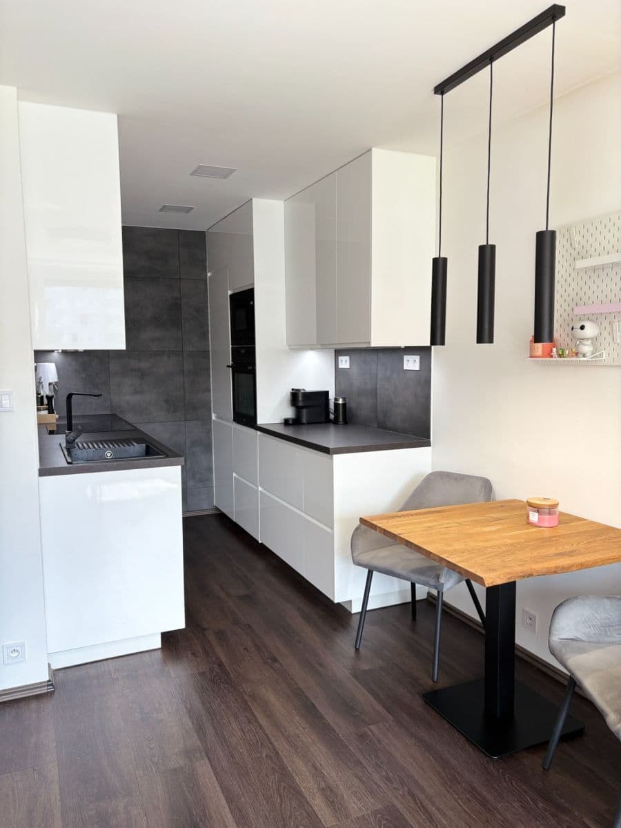 Prenájom bytu 2-izbový 44 m², Neapolská, Praha, Praha Prenájom bytu 2-izbový 44 m², Neapolská, Praha, Praha