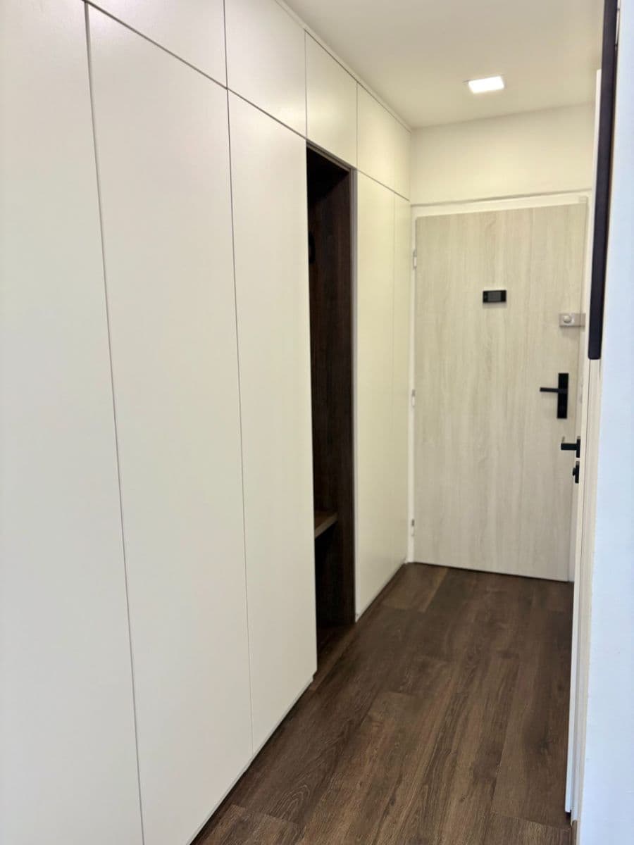 Prenájom bytu 2-izbový 44 m², Neapolská, Praha, Praha Prenájom bytu 2-izbový 44 m², Neapolská, Praha, Praha