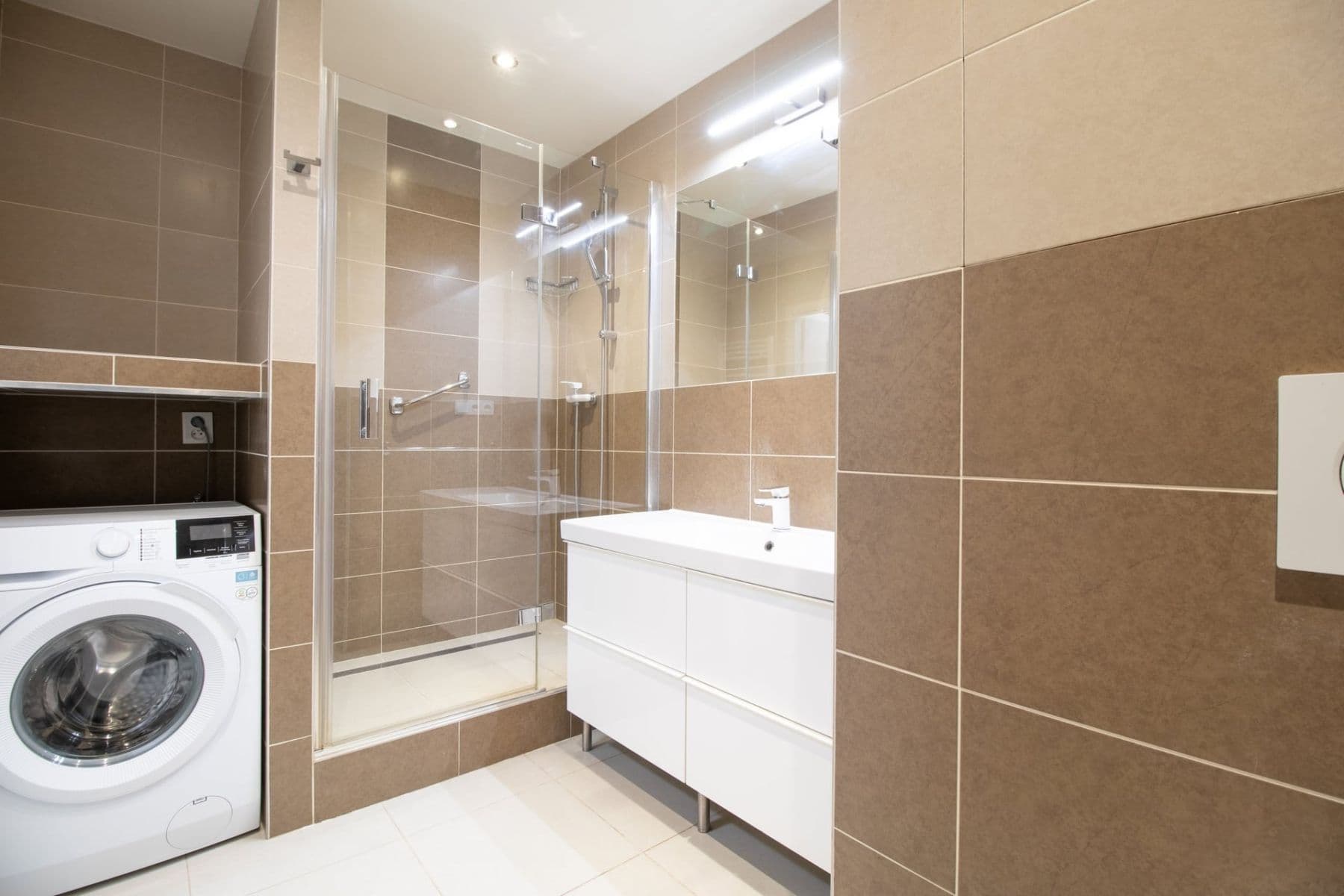Prenájom bytu 3-izbový 65 m², Bazovského, Praha, Praha Prenájom bytu 3-izbový 65 m², Bazovského, Praha, Praha