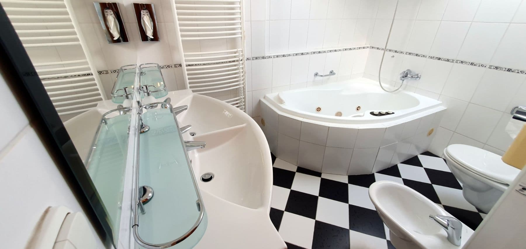 Prenájom bytu 3-izbový 119 m², Mladotova, Praha, Praha Prenájom bytu 3-izbový 119 m², Mladotova, Praha, Praha