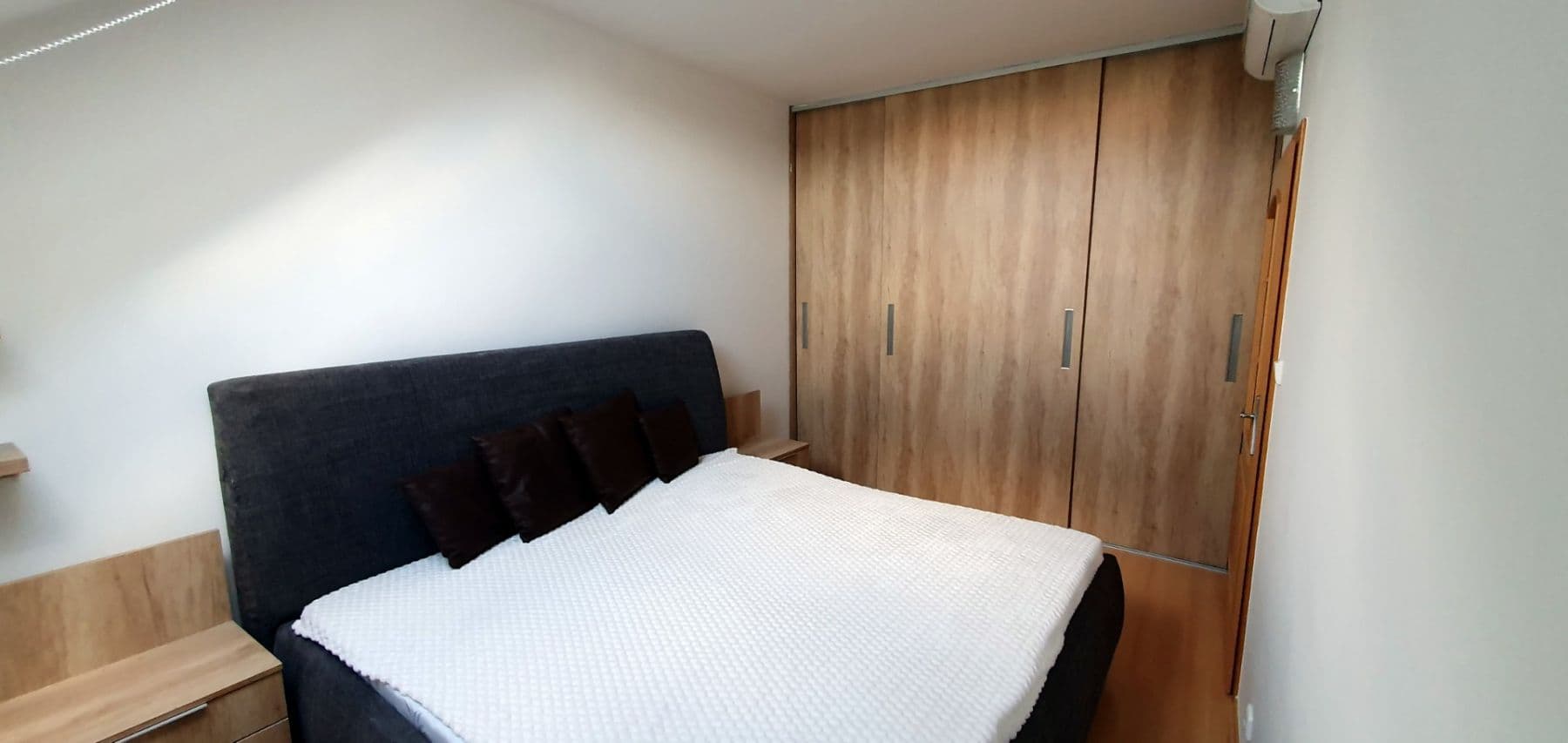 Prenájom bytu 3-izbový 119 m², Mladotova, Praha, Praha Prenájom bytu 3-izbový 119 m², Mladotova, Praha, Praha