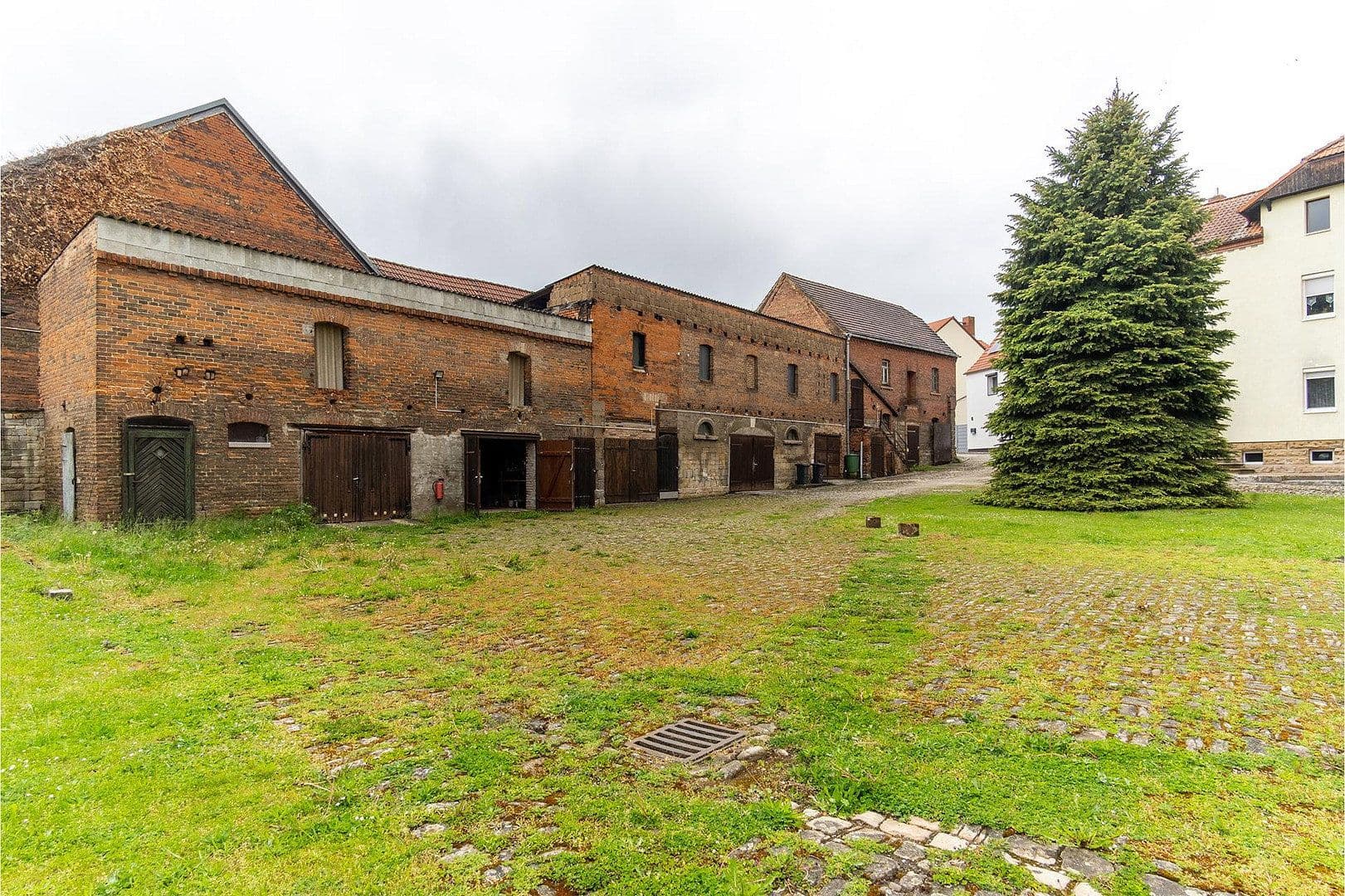 Predaj domu 282 m², pozemok 7.848 m², Hohenmölsen, Sasko-Anhaltsko Predaj domu 282 m², pozemok 7.848 m², Hohenmölsen, Sasko-Anhaltsko