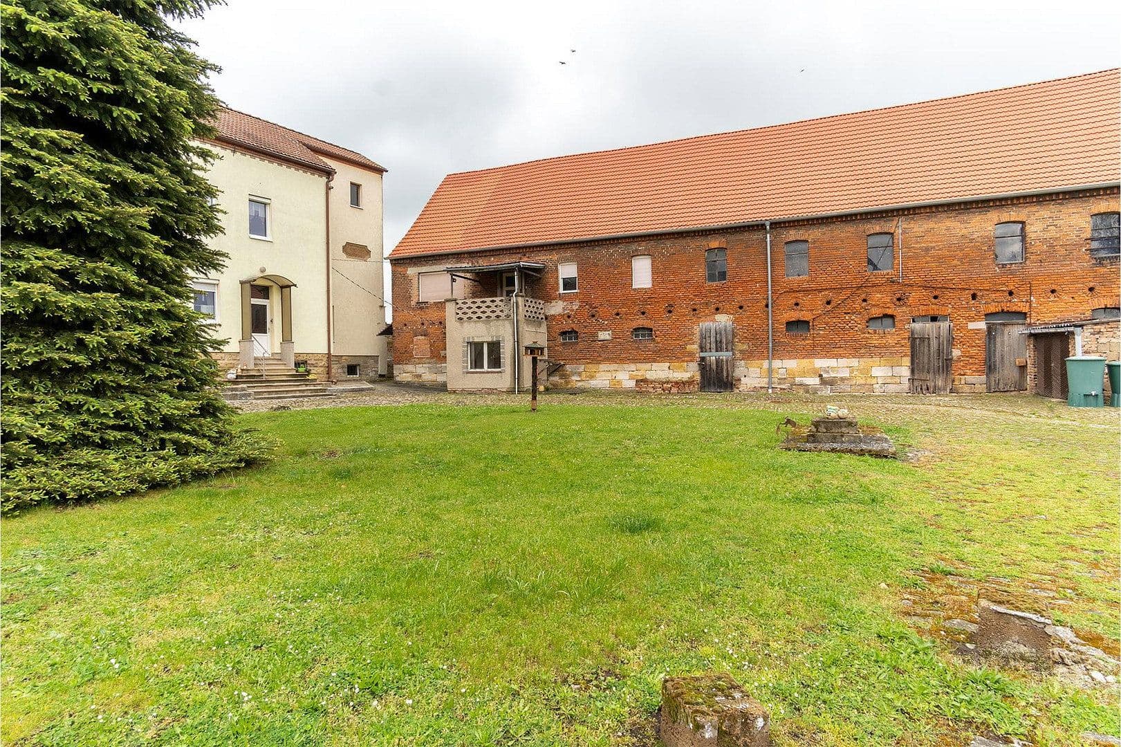 Predaj domu 282 m², pozemok 7.848 m², Hohenmölsen, Sasko-Anhaltsko Predaj domu 282 m², pozemok 7.848 m², Hohenmölsen, Sasko-Anhaltsko