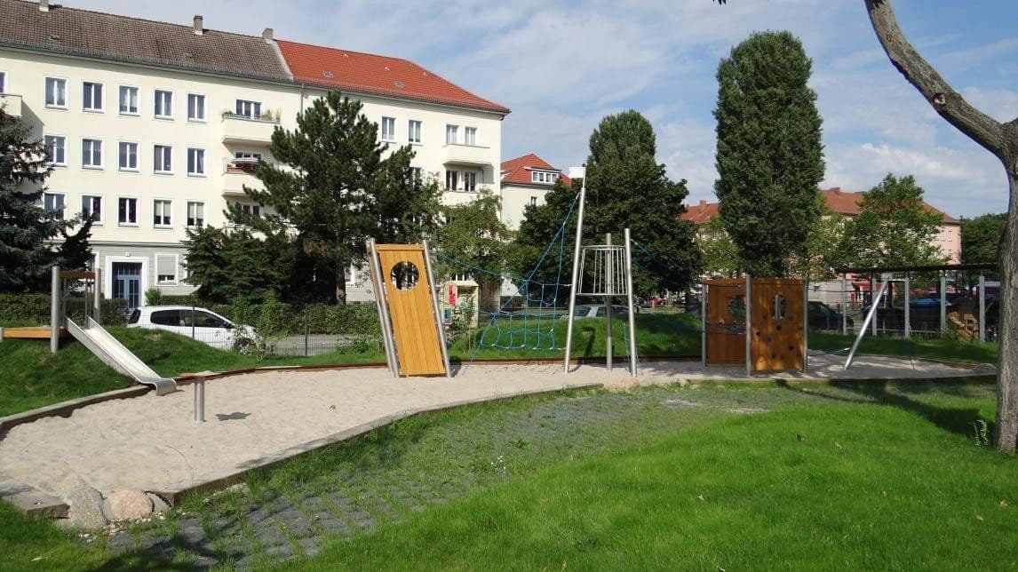 Prenájom bytu 4-izbový 100 m², Sterndamm 66 E, Berlin, Berlín Prenájom bytu 4-izbový 100 m², Sterndamm 66 E, Berlin, Berlín