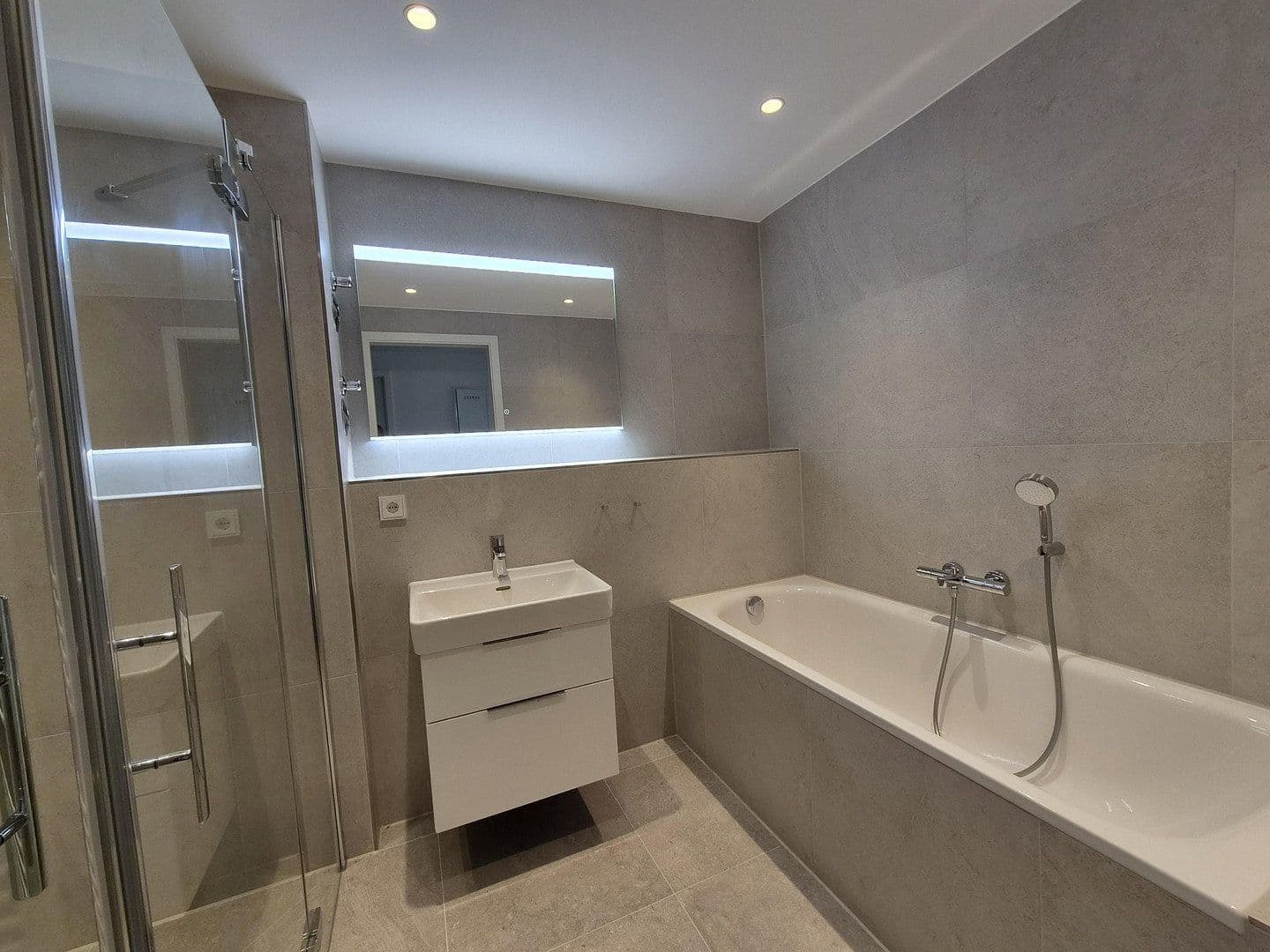 Prenájom bytu 3-izbový 93 m², Dresden, Sasko Prenájom bytu 3-izbový 93 m², Dresden, Sasko