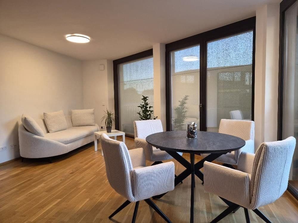 Prenájom bytu 3-izbový 93 m², Dresden, Sasko Prenájom bytu 3-izbový 93 m², Dresden, Sasko