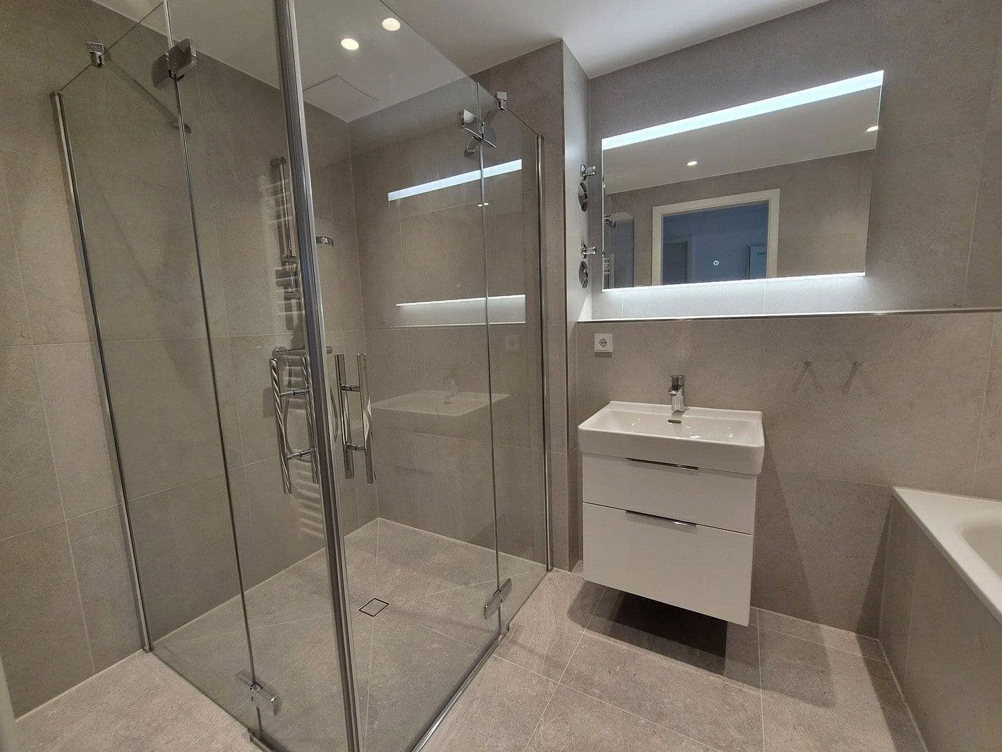 Prenájom bytu 3-izbový 93 m², Dresden, Sasko Prenájom bytu 3-izbový 93 m², Dresden, Sasko