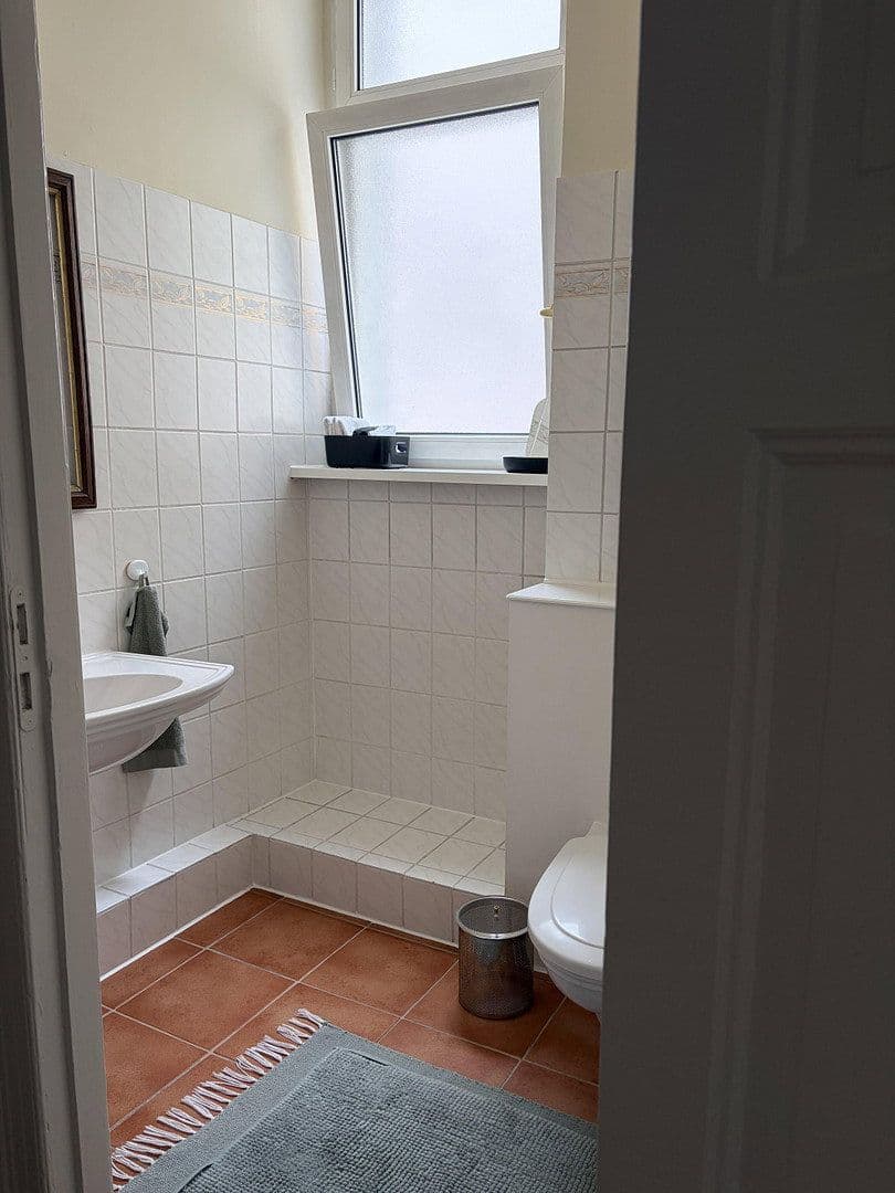 Prenájom bytu 3-izbový 80 m², Hektor Straße 21, Charlottenburg, Berlín Prenájom bytu 3-izbový 80 m², Hektor Straße 21, Charlottenburg, Berlín