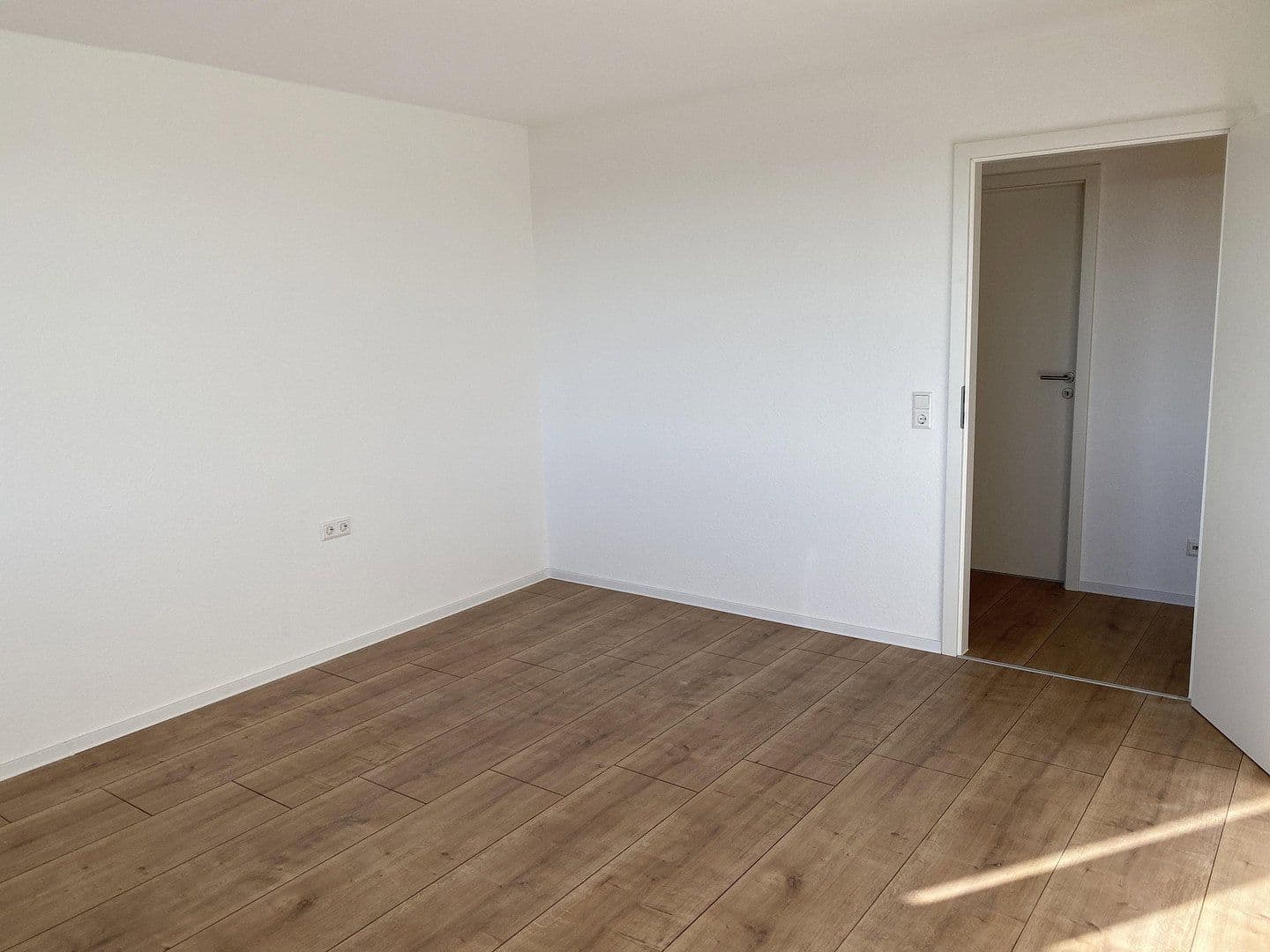 Prenájom bytu 1-izbový 35 m², Linkenheim-Hochstetten, Bádensko-Wurttembersko Prenájom bytu 1-izbový 35 m², Linkenheim-Hochstetten, Bádensko-Wurttembersko
