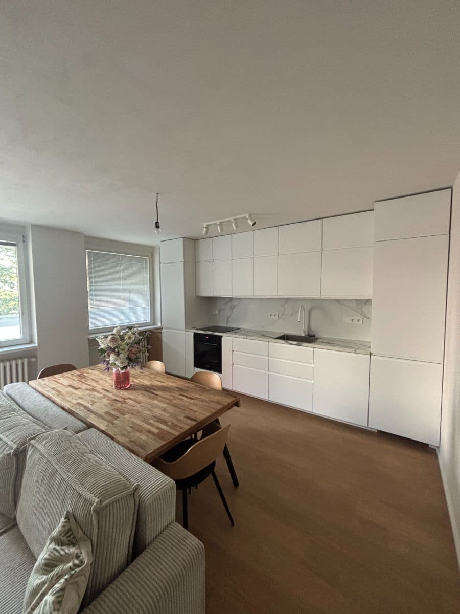 Prenájom bytu 3-izbový 72 m², Mládežnická, Praha, Praha Prenájom bytu 3-izbový 72 m², Mládežnická, Praha, Praha