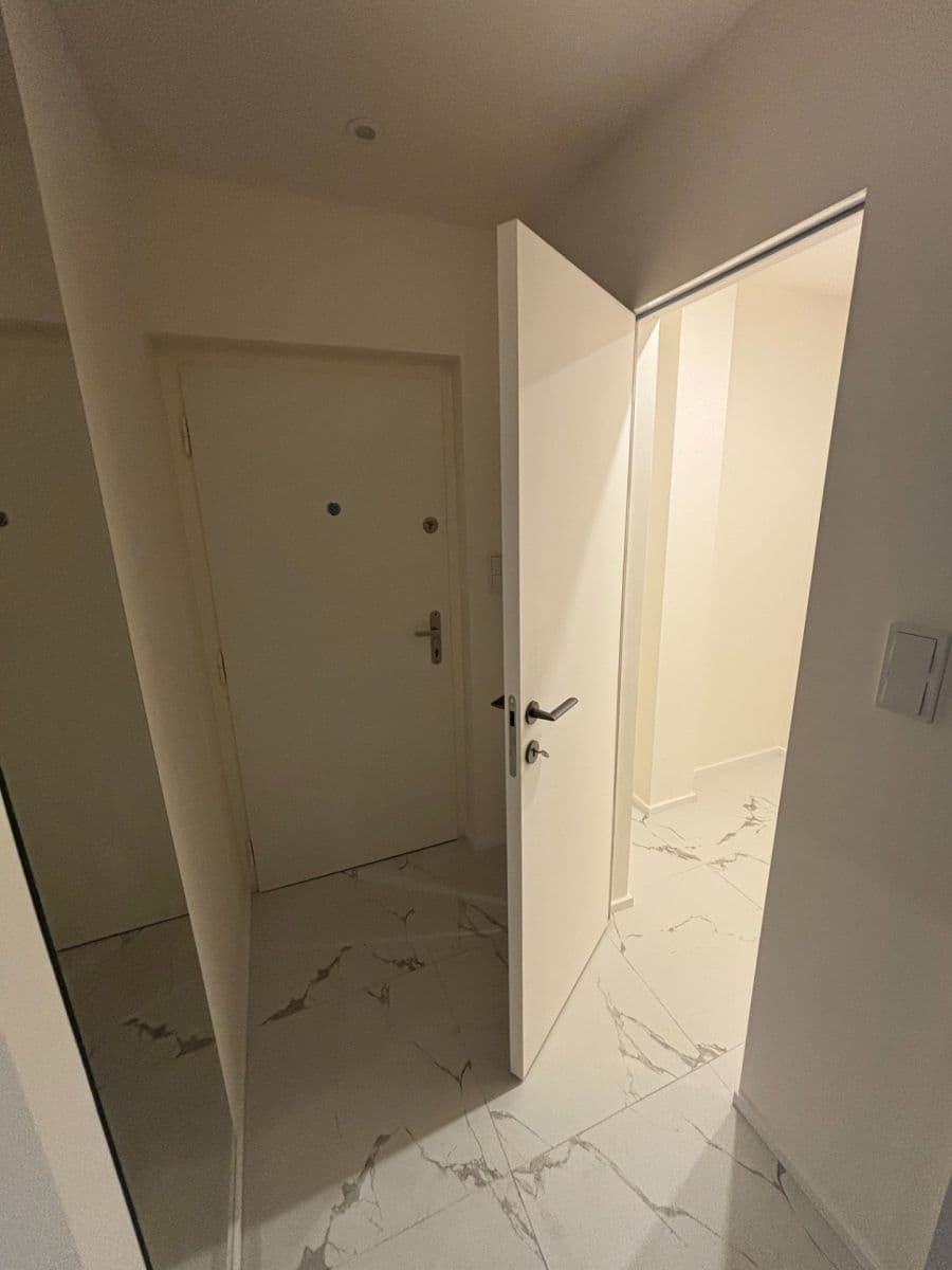 Prenájom bytu 3-izbový 72 m², Mládežnická, Praha, Praha Prenájom bytu 3-izbový 72 m², Mládežnická, Praha, Praha