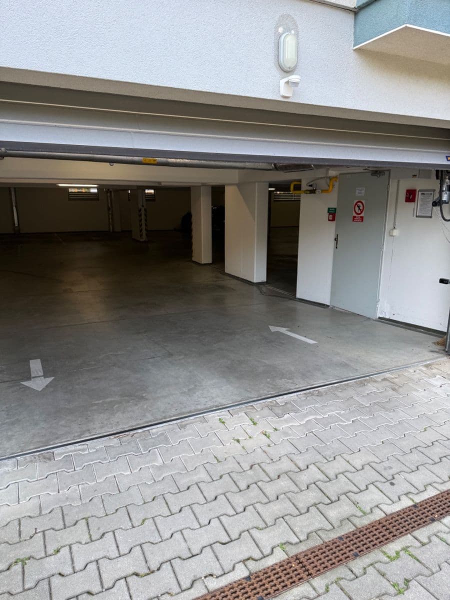 Prenájom garáže 12 m², Petrbokova, Praha, Praha Prenájom garáže 12 m², Petrbokova, Praha, Praha