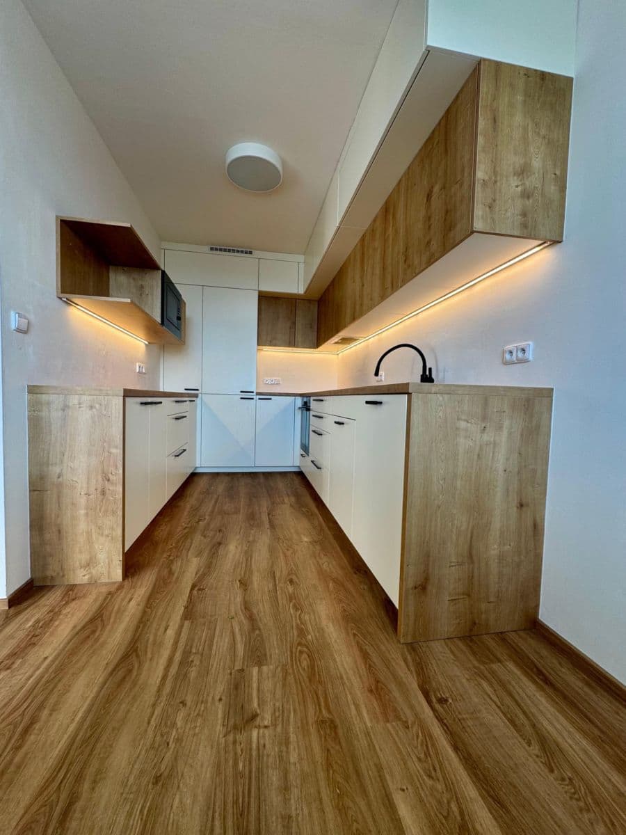 Prenájom bytu 3-izbový 75 m², Chotovická, Praha, Praha Prenájom bytu 3-izbový 75 m², Chotovická, Praha, Praha