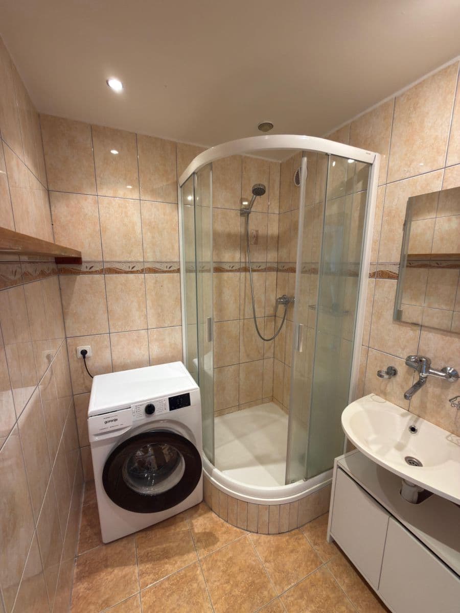 Prenájom bytu 3-izbový 75 m², Chotovická, Praha, Praha Prenájom bytu 3-izbový 75 m², Chotovická, Praha, Praha